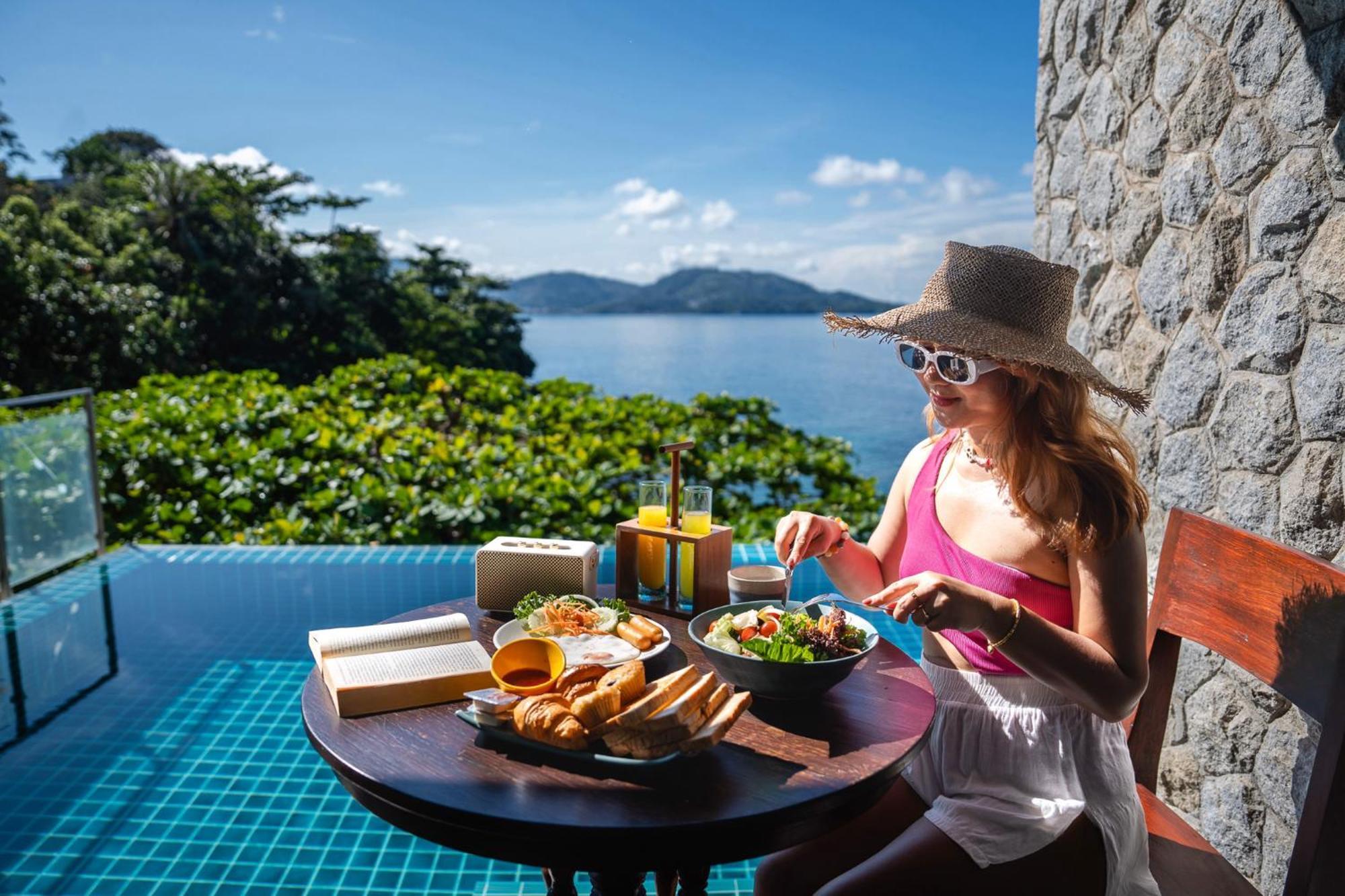 Zenmaya Oceanfront Phuket, Trademark Collection By Wyndham Patong Exterior foto A woman eating breakfast at a resort